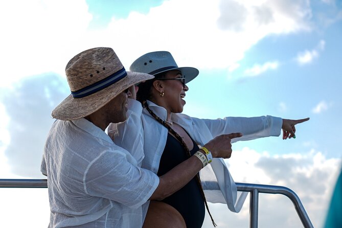 Isla Mujeres Sunset Cruise and Tour From Cancun - Vendor Interactions on Island