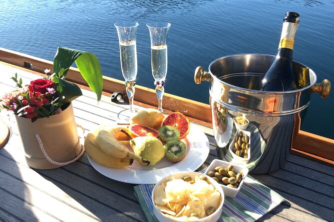 Private Guided Sailing Boat Tour on Lake Como With Aperitif - Traveler Testimonials