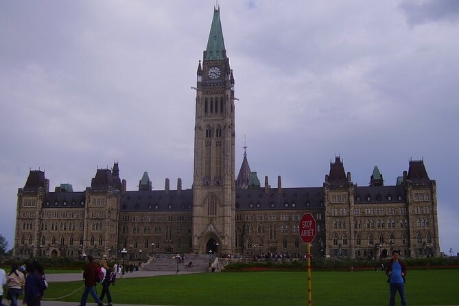 Self-Guided Scavenger Hunt: Ottawa's Iconic Sights - Navigating the Rideau Canal