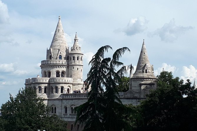 Walking Tour and Wine Tasting With Legends in the Castle District - Additional Support