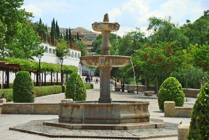 Alhambra and Albaycin Private Tour - Discovering the Alhambra