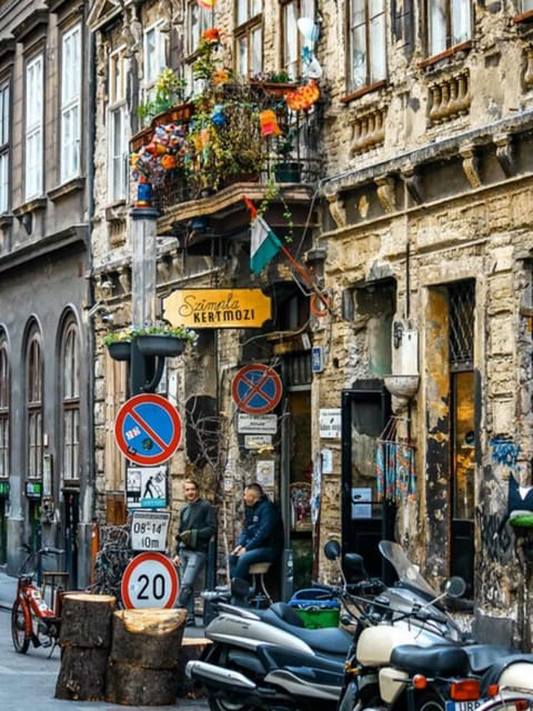 Budapest: Alternative Street Art & Jewish Tour - Exploring the Jewish Quarter