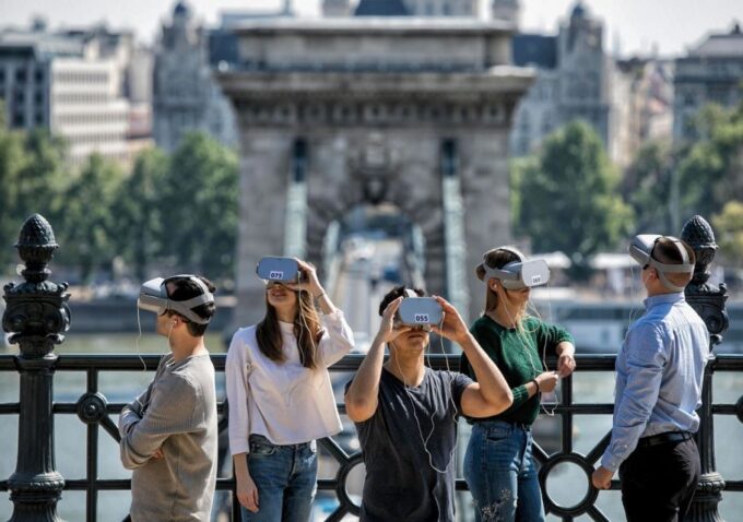 Budapest: Virtual Reality Tour in 8 Languages - Language Options