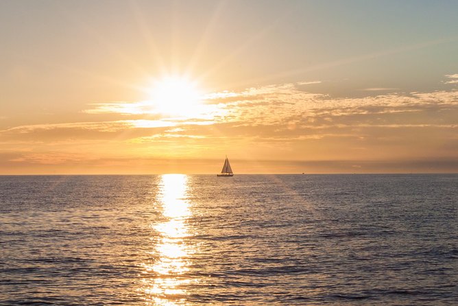 Los Cabos Luxury Sunset Sail With Light Appetizers and Open Bar - Complimentary Drinks and Appetizers