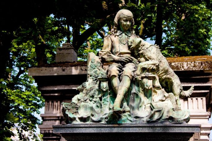 Paris: Famous Graves of Pere Lachaise Cemetery Guided Tour - Oscar Wildes Tomb