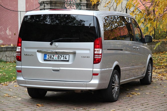 Sightseeing Transfers From Vienna to Salzburg With a 4-Hours Stop in Hallstatt - Personalized Transportation Experience