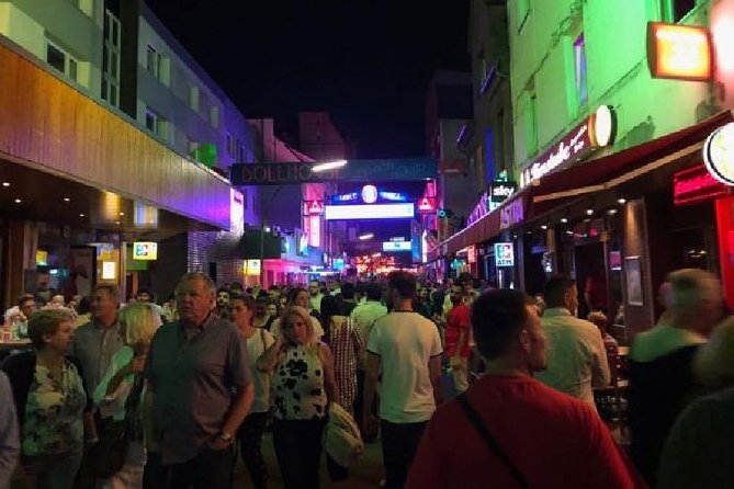 Pub Crawl - Ultimate Party Pub Crawl Incl. One-Hour Drinks Flat Rate - Emphasis on Customer Care
