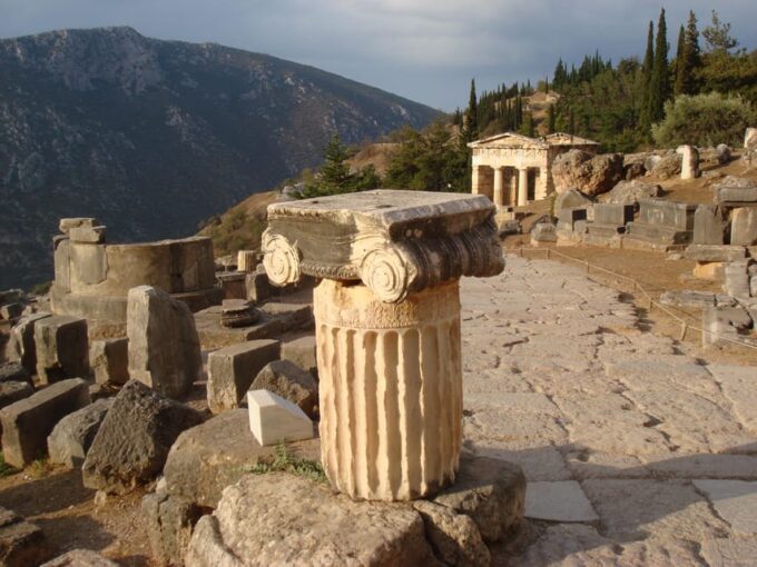 Delphi, Corycian Cave, and 300 Battlefield Private Tour - Adventure to Corycian Cave