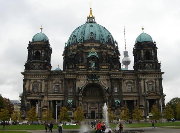 Berlin by Night by Private Minivan Highlights and Taylor Made - Key Points