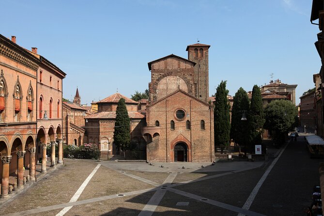 Bolognas Ancient and Recent History: A Self-Guided Audio Tour - Exploring Medieval Architecture