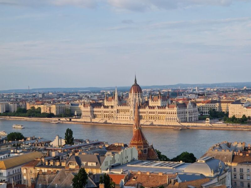 Budapest: Private Deluxe Tour With a Native Speaker, in Spanish - Tour Overview and Pricing