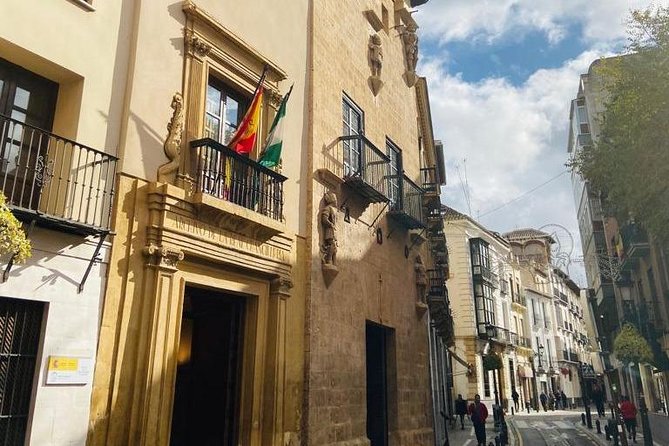 Contrasts of Granada - Key Points