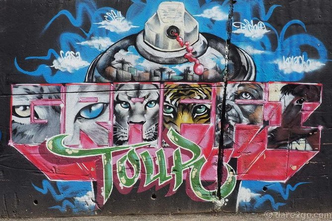Graffitour Medellín: History, Transformation and Overcoming - About Your Stay