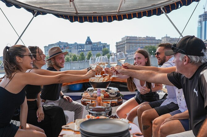Montreal: Guided Electric Boat Cruise With Onboard Drinks