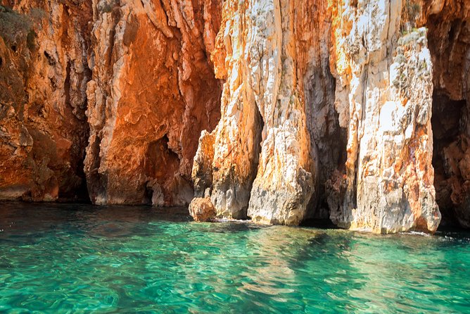 Red Rocks & Hells Islands Private Getaway Tour - Key Points