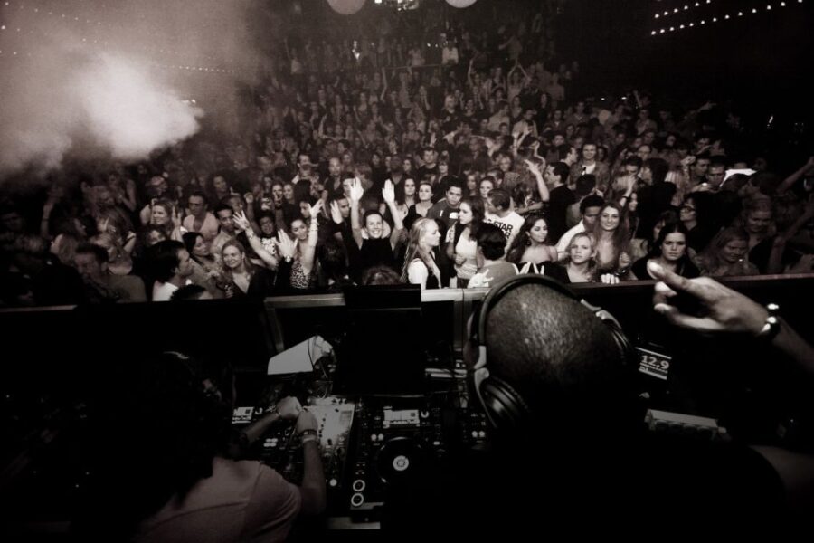 Amsterdam: Nightlife Ticket With Champagne and Cruise