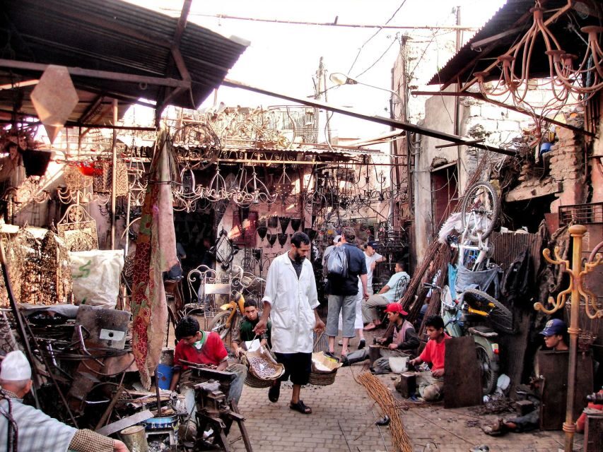 Marrakch: Souks and Foundouks Walking Tour With Moroccan Tea