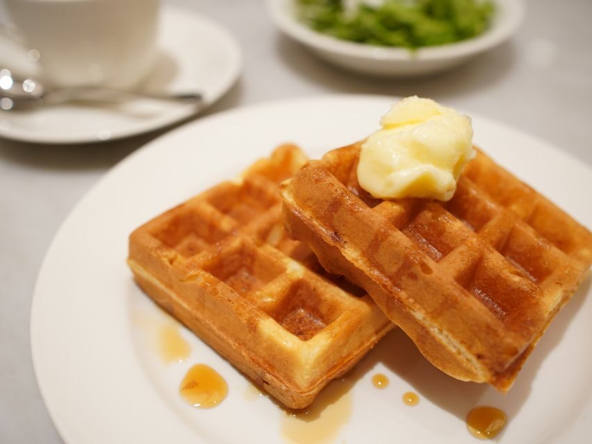 Brussels: Guided City Tour With Food and Drinks