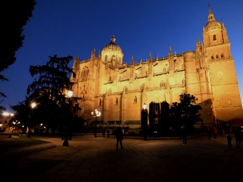 Salamanca: Local Legends Evening Walking Tour in Spanish