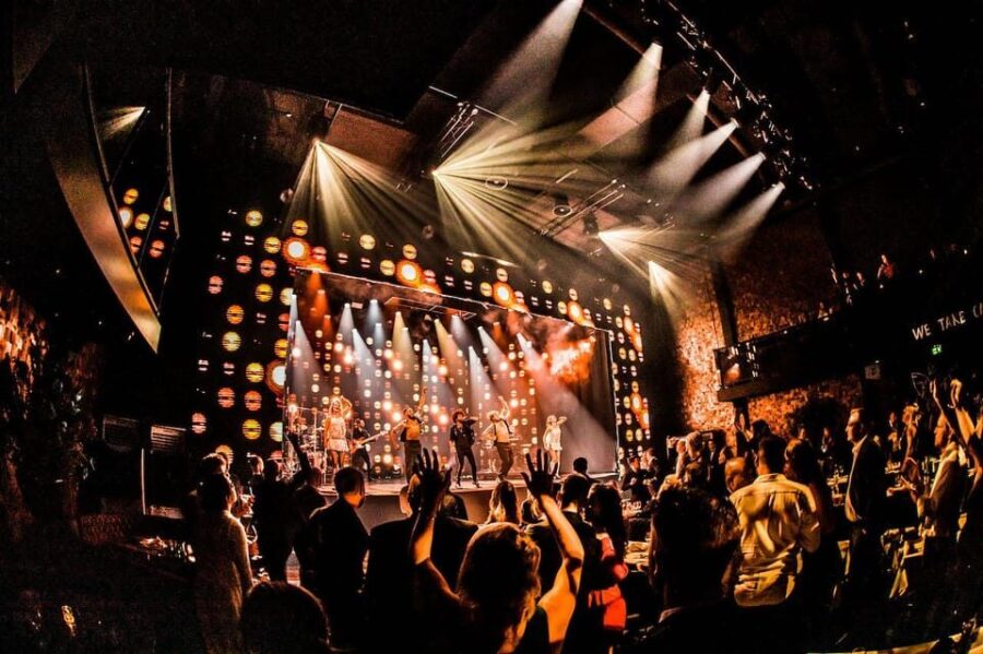 Amsterdam: VEGAS Dinner Show With 3-Course Sharing Menu