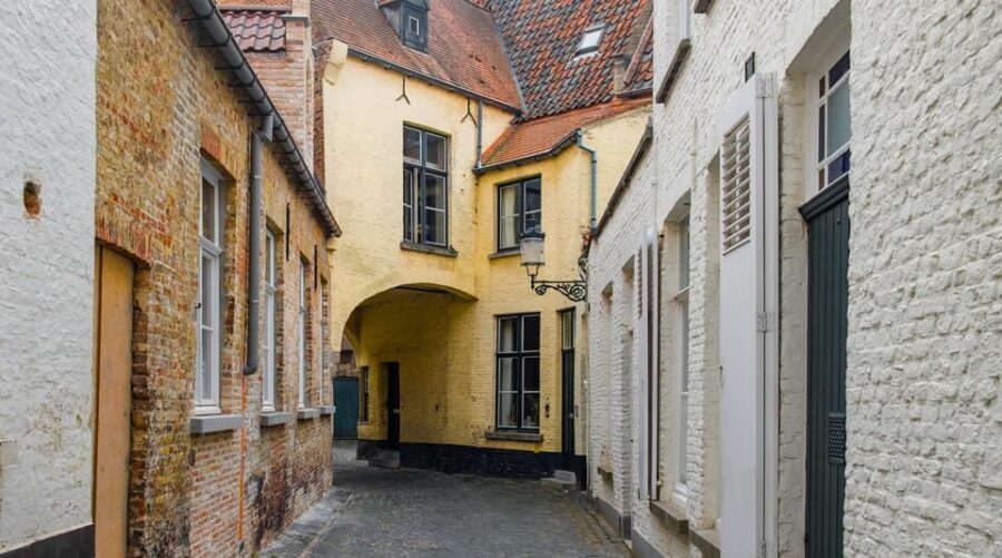 Bruges: Guided Boat Trip and Walk