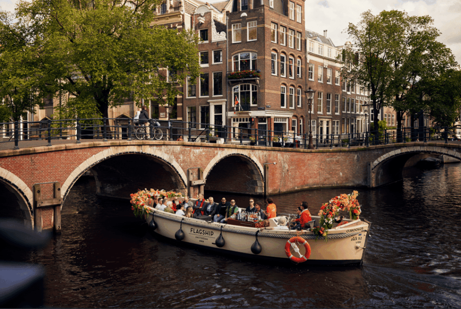 Amsterdam: Luxury Canal Cruise on Authentic Flowerboat