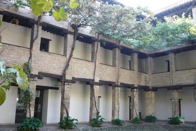 The Nasrid Granada: Nobility Next to the Alhambra - Tour Overview