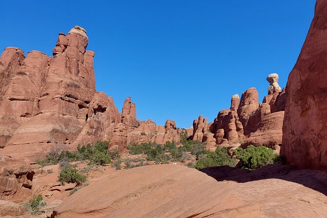 Arches NP Hidden Arches Solitaire Desert Hike Private - What to Expect