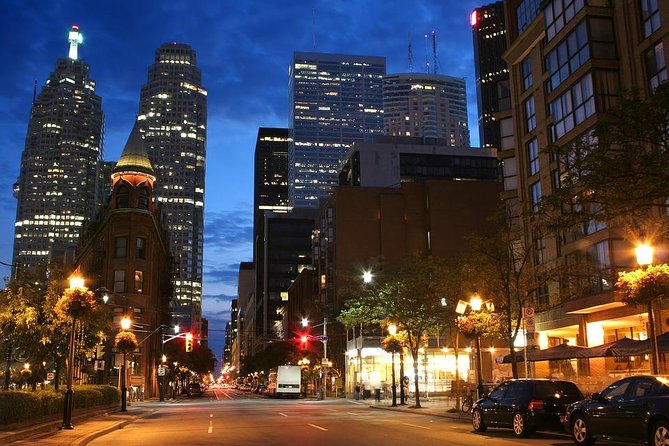 Arrival Private Transfer: Toronto YYZ Airport to Toronto City by Business Car