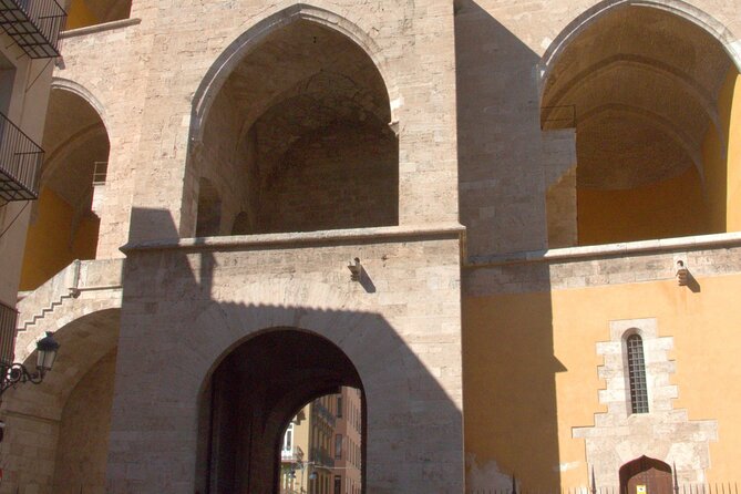 Between Two Gates: A Self-Guided Audio Tour in Valencia