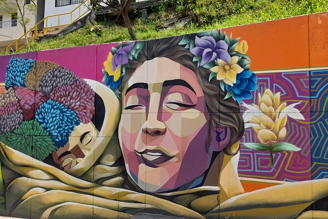 Botero Plaza and Comuna 13 Tour Includes the Metrocable