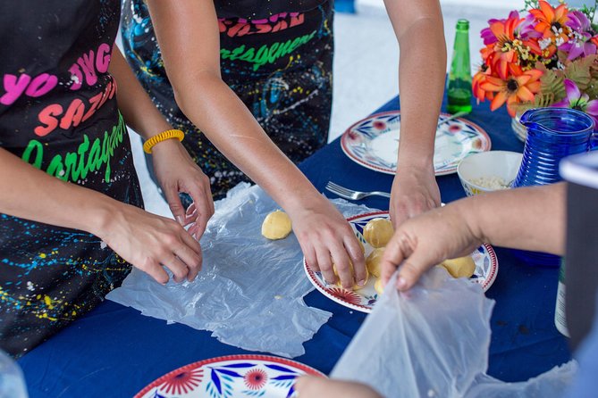 Cooking Class 4 Hours With a Local Mom in Cartagena