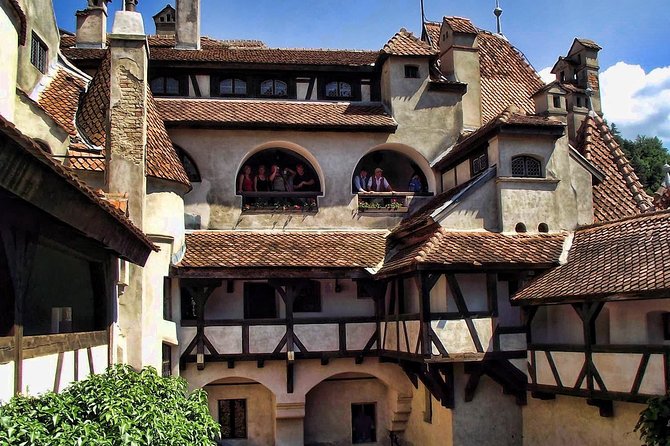 Day Tour to Bran Castle(Draculas Castle) and Râșnov Fortress