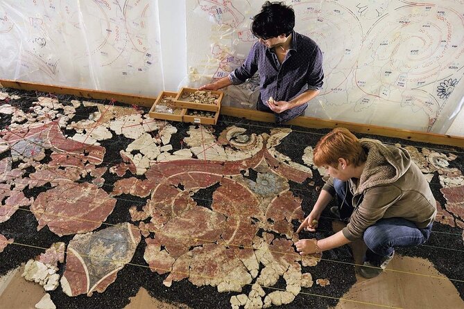 Explore Akrotiri GroupTour