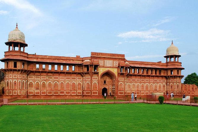 From Delhi: Sunrise Taj Mahal, Agra Fort & Baby Taj Tour by Car