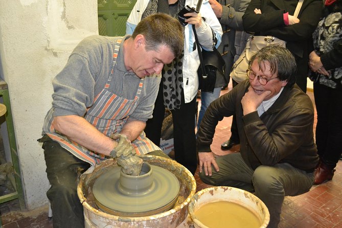 Hands on Clay – Be Creative and Make a Pot