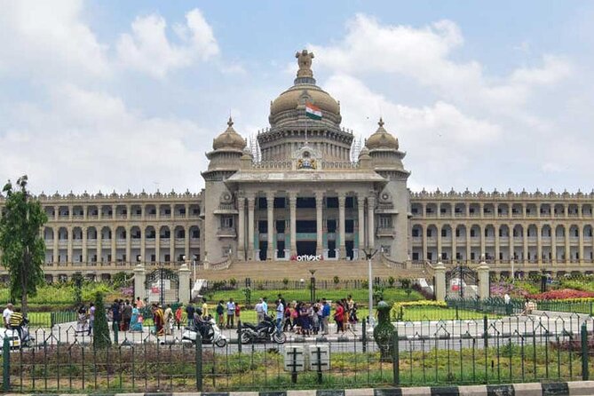 Lalbagh+Bull Temple+Tipu Palace+Market+Lunch=Bangalore City Tour
