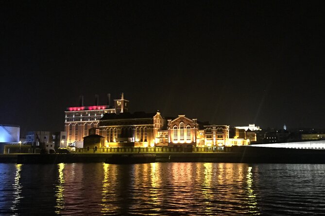 Lisbon Night Sailing Tour With a Drink- 2h Small Group Tour