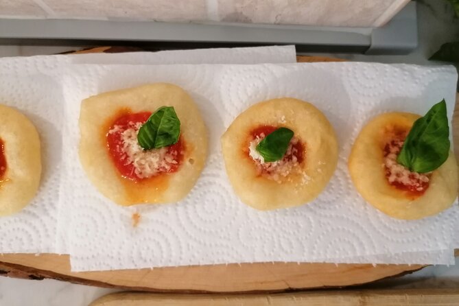 Pizza and Tiramisu Class With a Local Mom in Positano