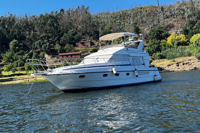 Premium Yacht Tour on the Douro
