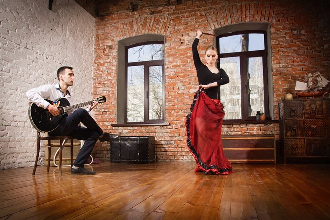 Private Night Route Through the Jewish Quarter of Seville and Flamenco Show.