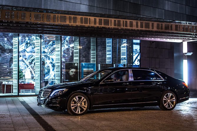 Private Transfer: Toronto Pearson Airport or Queens University Kingston or Town
