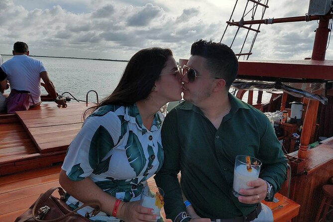 Romantic Experience Sailing Over the Lagoon in Cancun – 2 X 1
