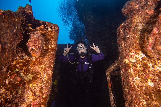 Small-Group Deep Dive in Oahu With Shipwreck and Reef