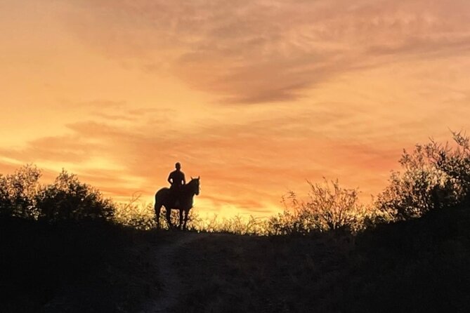 Sunset Horseback Riding Tour in Lunlunta With Dinner Included