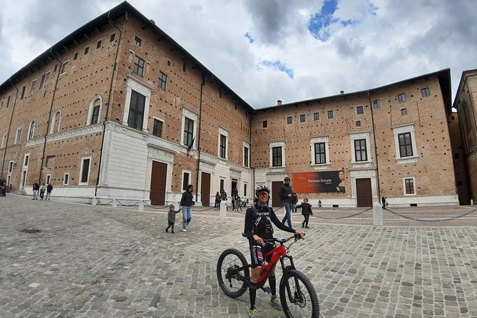 Tour in the Marche by Raffaello Sanzio: Art, Nature, Food and Wine