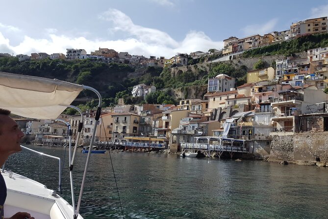 2-Hour Scilla Tour by Boat - Amenities Onboard