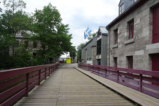2-hour Self-Guided Walking Tour & Scavenger Hunt in Terrebonne - Meeting and End Point