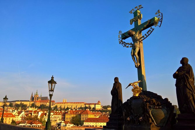 2:5-Hour Walking Tour of Old Town Prague With Boat Ride - Highlights of Old Town Square