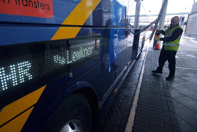 Airport Coach Service From Oxford to Heathrow - Onboard Amenities